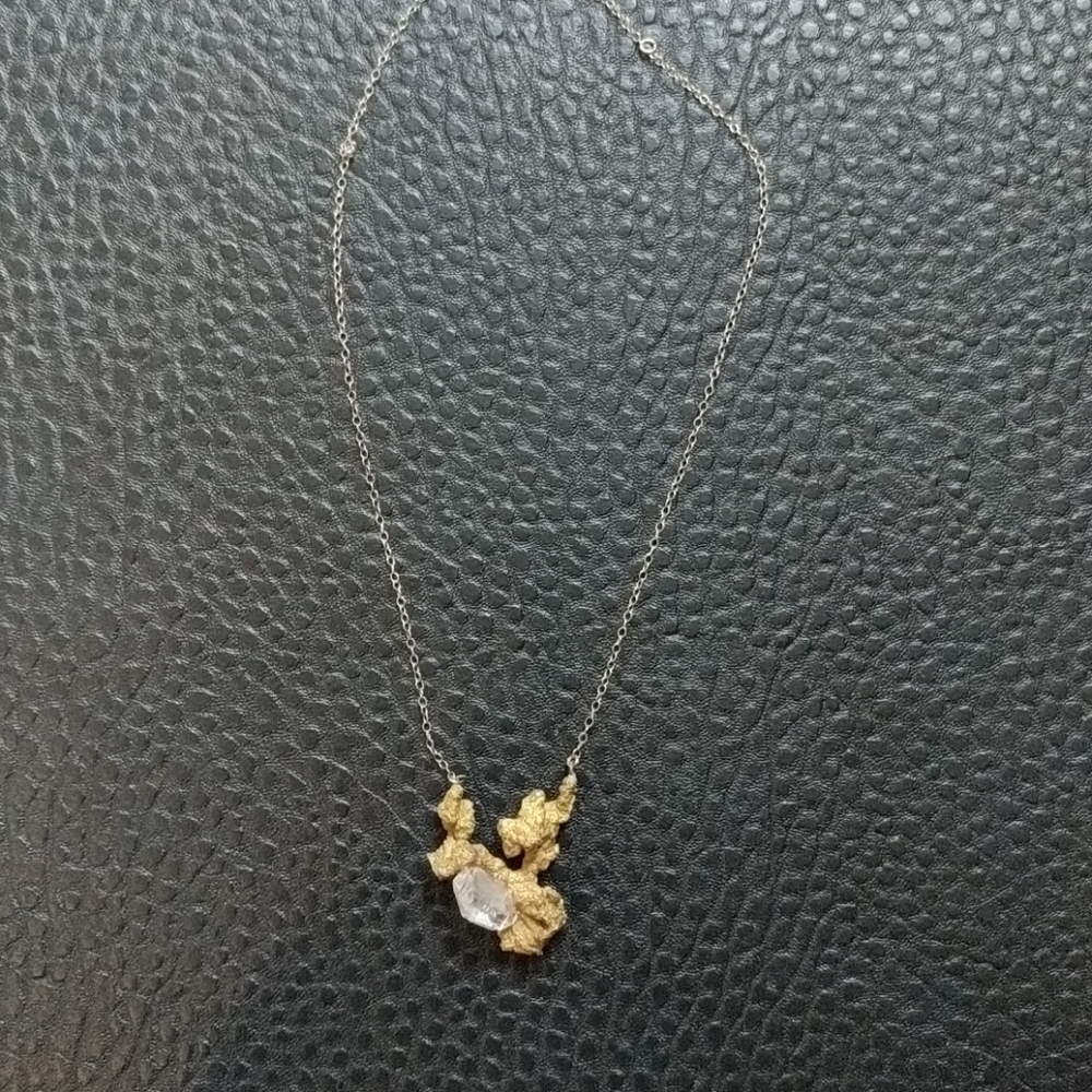 Crystal and brass pendant necklace - Picture 2 of 7